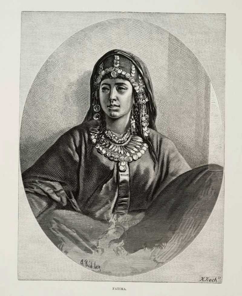 ۴ͷεİŮӻ - Portrait of an Egyptian woman with heavy robes and a matching ornamented headwrap